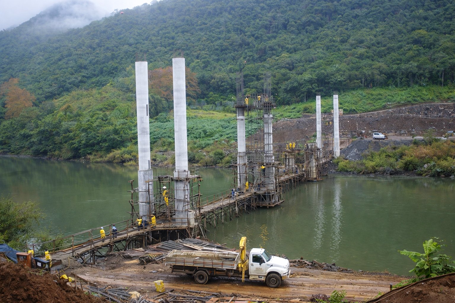 Construção de pilares sobre o rio